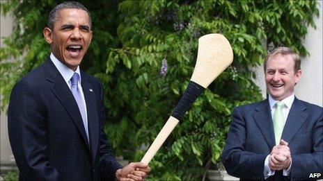 Barack Obama waves a hurley in front of Enda Kenny in Dublin (23 May 2011)