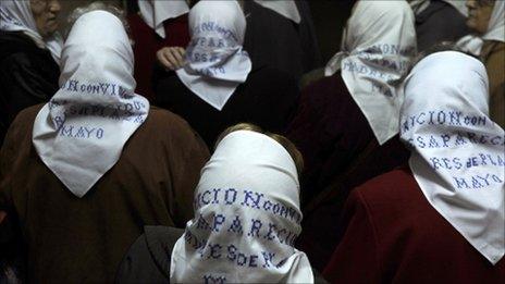 Members of the Madres de Plaza de Mayo wait for the lift at the Argentine defence ministry, May 2011.