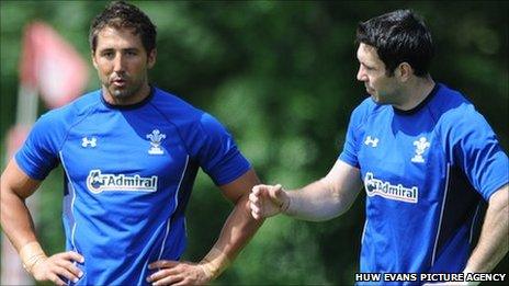 Gavin Henson and Stephen Jones discuss tactics during Wales training