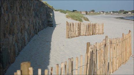 Coastal defence fences at Richmond, Guernsey