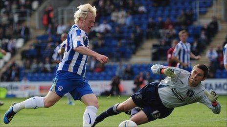 David Perkins shoots past Ian Bennett