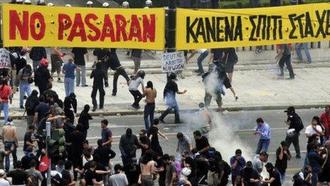 Police fire teargas at protesters, Athens (15 June 2011)