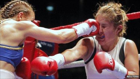 Yesica Bopp (left) of Argentina connects a punch to Yesenia Martinez of Mexico during their WBA/WBO light flyweight title boxing bout at the Luna Park arena in Buenos Aires, 11 June, 2011