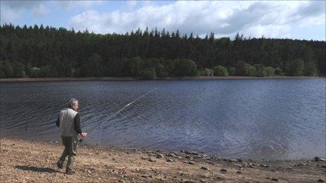 約克郡哈羅蓋特附近費斯頓水庫的漁夫