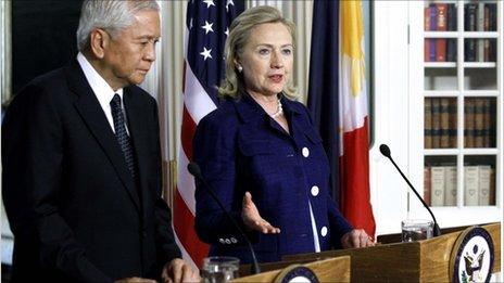 Secretary of State Hillary Rodham Clinton and Philippine"s Foreign Minister Albert del Rosario, Washington 23 June 2011