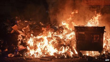 Burning rubbish in Naples (24 June 2011)