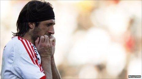 Mariano Pavone of River Plate reacts after he failed to score with a penalty kick against Belgrano during their Argentine First Division playoff soccer match in Buenos Aires on 26 June 2011