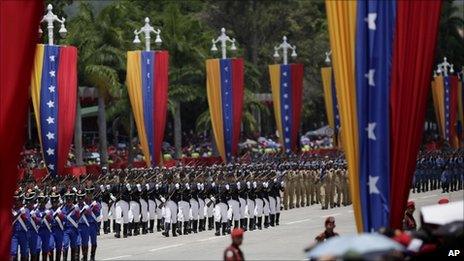 Venezuelan troops march in a parade in Caracas marking 200 years of the country's independence (5 July 2011)