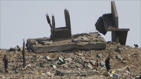 Investigators search inspect a damaged guardpost destroyed by the explosion at the Evangelos Florakis naval base (11 July 2011)