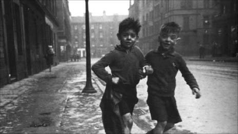 Les Mason, left, and George Davis in the Gorbals in 1948