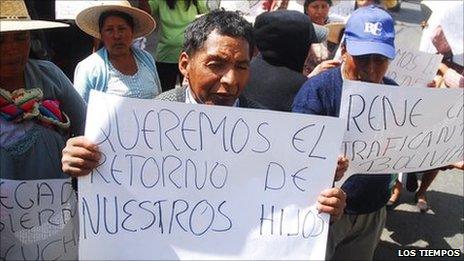 Parents of Bolivians trafficked to Russia outside the Cochabamba court call for rescue of their children