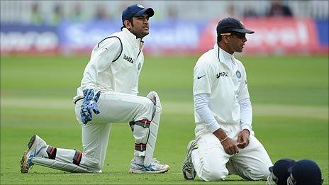 Mahendra Dhoni and Rahul Dravid fail to hang onto a chance by Jonathan Trott