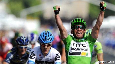 Mark Cavendish (right) won the final stage in Paris to secure the green jersey