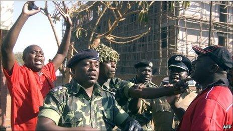 Policemen clash with leaders of the anti-government protest in Lilongwe on July 20, 2011.