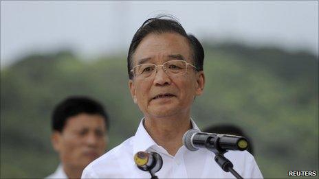 Chinese Premier Wen Jiabao (C) delivers a speech at a news conference held at the site of the train accident in Wenzhou, Zhejiang province July 28, 2011.