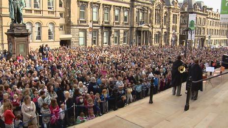 Crowds outside the museum