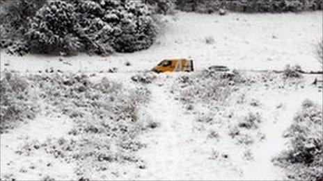 An AA recovery van helps a vehicle near Box Hill