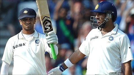 Rahul Dravid celebrates his century