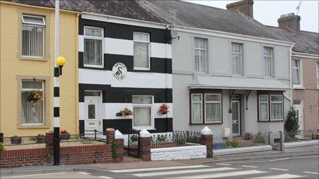 Michael Rees house in Swansea FC colours