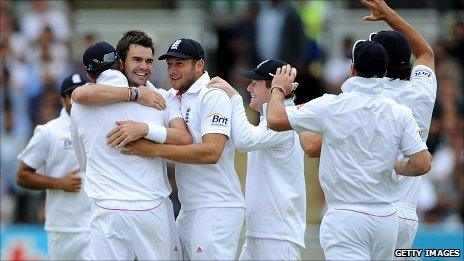 England congratulate James Anderson after he dismisses VVS Laxman