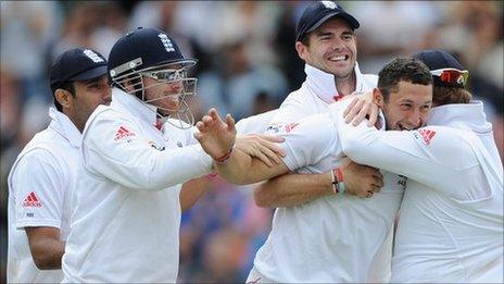 England's Tim Bresnan, James Anderson, Ian Bell, Ravi Bopara and Graeme Swann celebrate