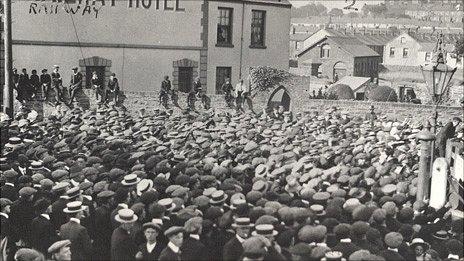 Crowds gather in Llanelli in August 1911 Photo: Llanelli Library Service