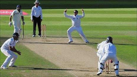 Graeme Swann celebrates the wicket of Virender Sehwag at The Oval