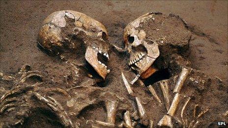 Neolithic skeletons, the Valdaro lovers from Italy