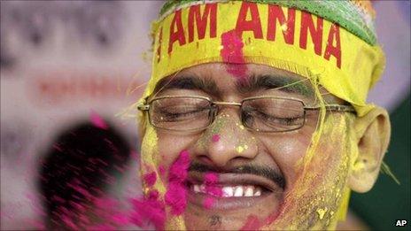 Hazare supporter celebrating, Bubhaneshwar (28 August 2011)