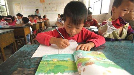 Child studying at Dongba Experimental School