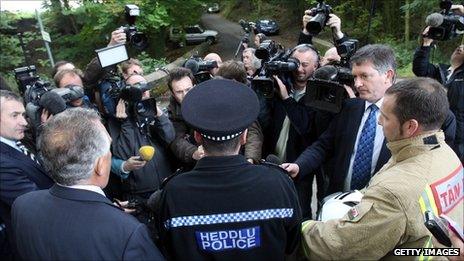 Chris Margetts (right) at a briefing during Friday's operation