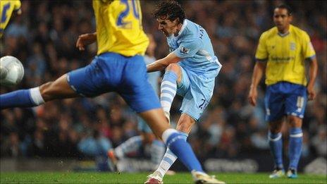 Owen Hargreaves scores for Manchester City