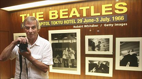 Robert Whitaker at a Tokyo exhibition of his work in 1996