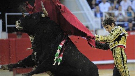 Matador Jose Tomas performs in the final bullfight in Barcelona. Photo: 25 September 2011