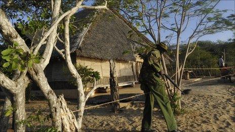 Kenyan police secure the perimeter around the house of the kidnapped French woman on October 1, 2011 at Ras Gitau, in Manda