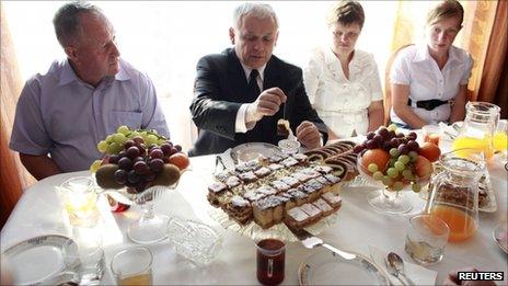 Jaroslaw Kaczynski makes himself a cup of tea on an election campaign visit to the village of Zlota, south of Warsaw, 4 October