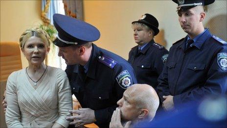 A police officer tries to calm former Ukrainian Prime Minister Yulia Tymoshenko