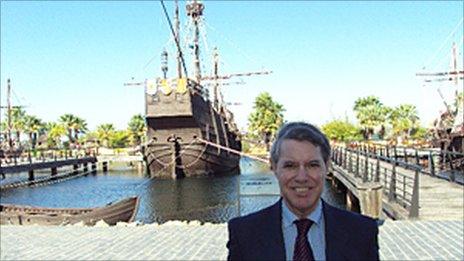 Cristóbal Colón in front of a ship