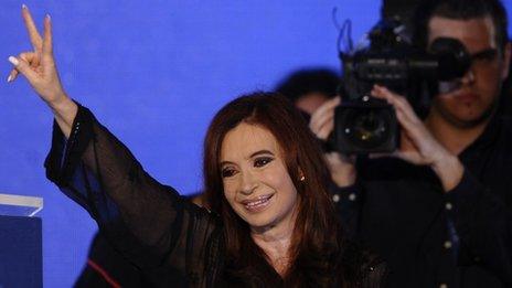 Cristina Fernandez flashes V sign - 23 October