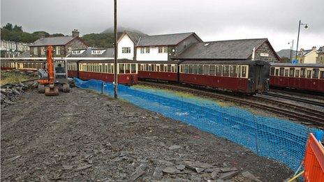 Gorsaf Porthmadog a'r gwaith lledu