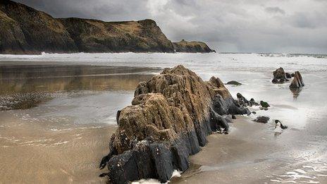 Traeth Llyfn, rhwng Abereiddy a Phorthgain yn Sir Benfro. Llun: Mari Owen Photography