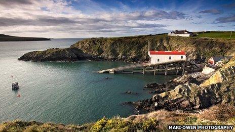 Llwybr arfordir Cymru ym Mhorth Stinian, Sir Benfro. Llun: Mari Owen Photography