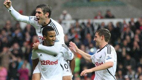 Danny Graham, Scott Sinclair a Joe Allen yn dathlu