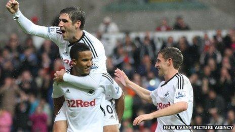 Danny Graham, Scott Sinclair a Joe Allen yn dathlu