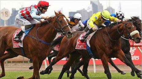 Dunaden just edges out the Michael Rodd-ridden Red Cadeaux (left) at the line