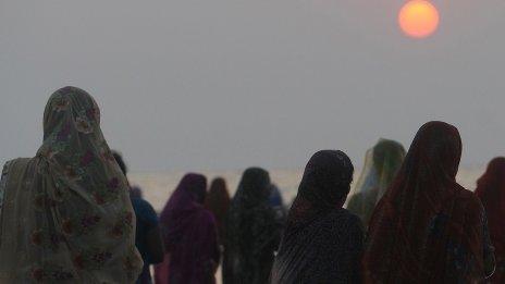 Women by the beach in Mumbai (November 2011)