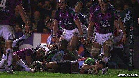 Karl Dickson of Harlequins scores a try