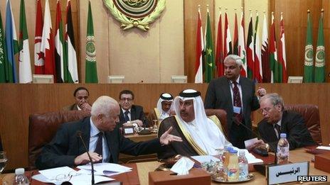 Arab League Secretary General Nabil al-Arabi (L) and Qatari Foreign Minister Hamad bin Jassim (C) at the Arab League talks in Cairo, 12 November