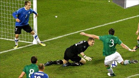 Stephen Ward scores for the Republic in the second leg against Estonia