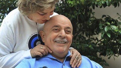 Former Brazilian President Lula da Silva poses with his wife after having his hair and beard shaved off